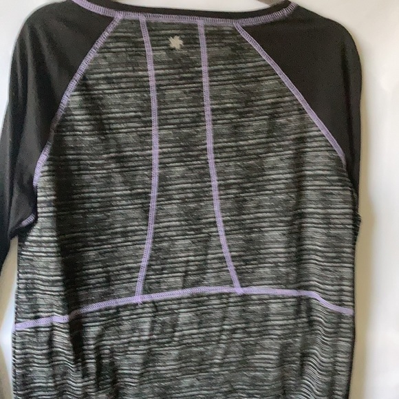 Long sleeve scoop neck work out shirt - Picture 5 of 5